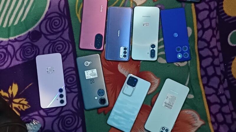 युवती की सूझबूझ से चोरों के ठिकाने से 16 महंगे आईफोन बरामद