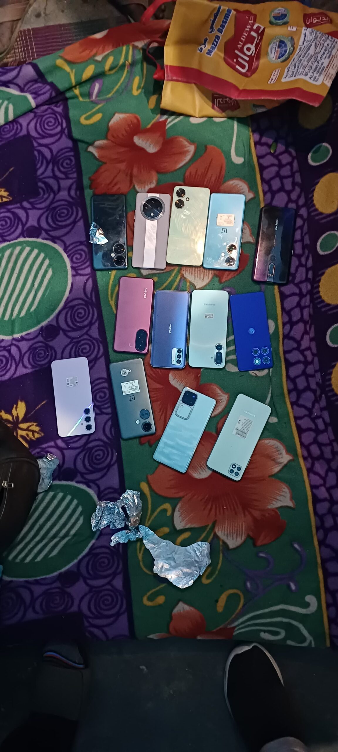 युवती की सूझबूझ से चोरों के ठिकाने से 16 महंगे आईफोन बरामद