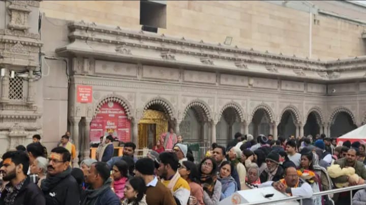 साल के अंतिम दिन काशी विश्वनाथ मंदिर में दर्शन को उमड़ा  सैलाब