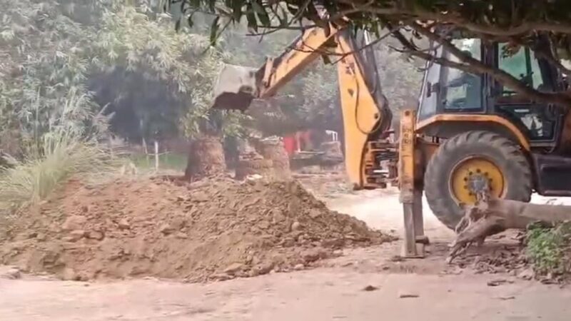 JCB से सड़क खोदने का विवाद, आरोप-प्रत्यारोप जारी