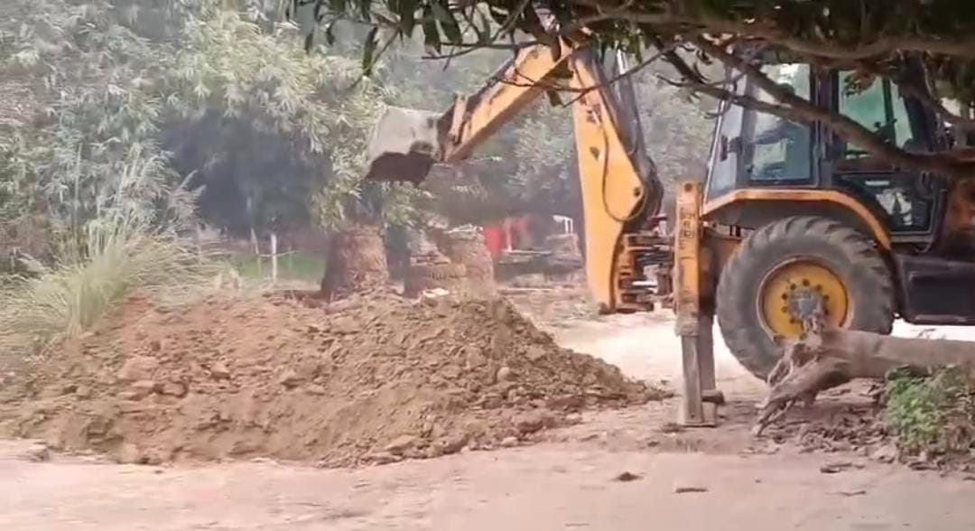 JCB से सड़क खोदने का विवाद, आरोप-प्रत्यारोप जारी