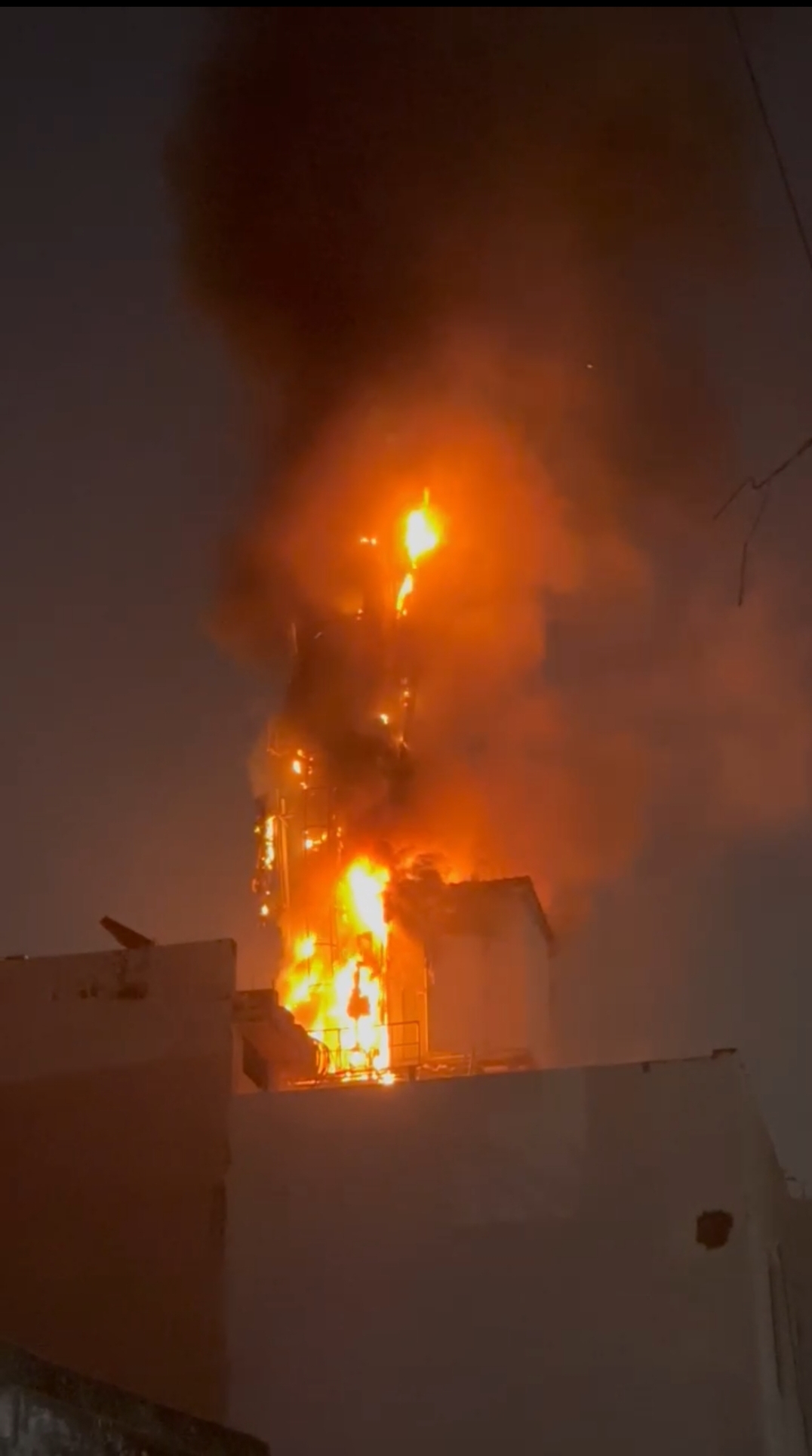 खोजवां में मोबाइल टावर धधका, क्षेत्र में मची अफरा-तफरी