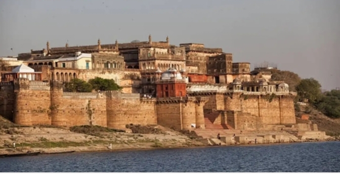 रामनगर किला: टिनशेड हटाने पर उठा विवाद, पुलिस ने रोका काम; दो मजदूर हिरासत में