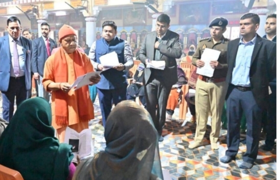 जनता दर्शन: CM योगी बोले— धन की कमी से किसी का इलाज नहीं रुकेगा
