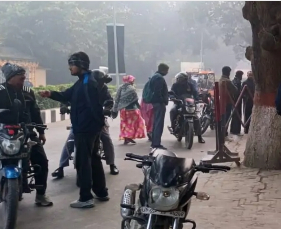 बीएचयू : आम के पेड़ से टकराई बाइक