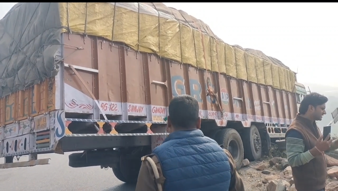 सोनभद्र में हादसे का शिकार हुई किराना सामान से लदी ट्रक: मारकुंडी घाटी में पहाड़ी से टकराई, चालक घायल