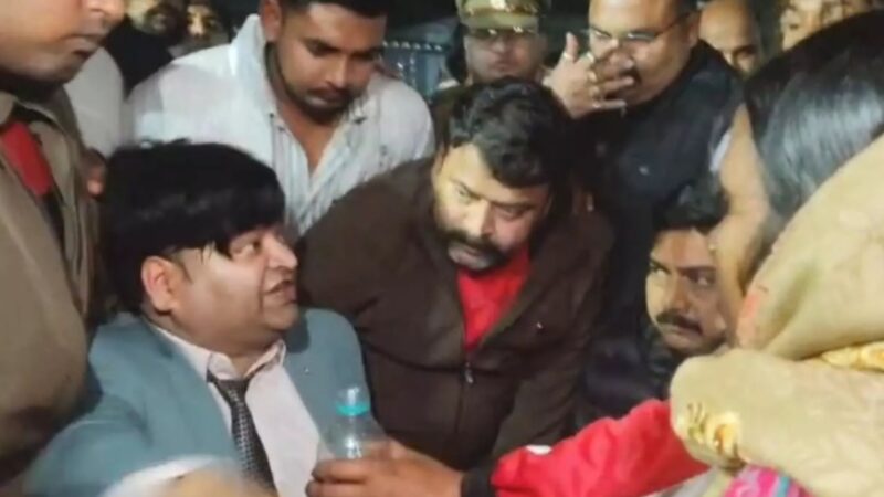 चंदौली:  लोकप्रिय चिकित्सक का  सैकड़ों मरीजों ने किया समर्थन