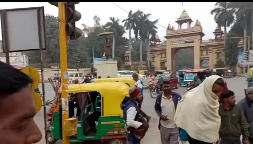 बीएलडब्लू से बीएचयू मार्ग चौड़ीकरण की कार्रवाई शुरू, देर रात चला जेसीबी