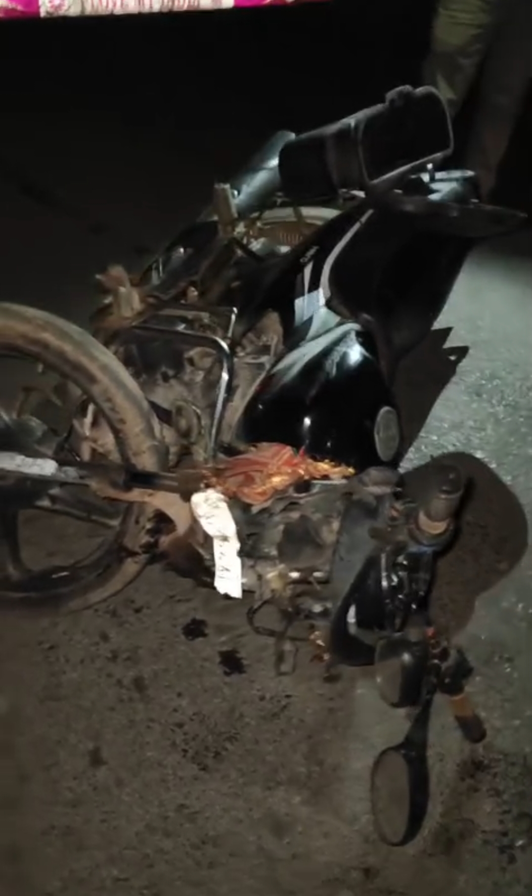 तेज रफ्तार कार की टक्कर से बाइक सवार युवक की मौत, एक गंभीर