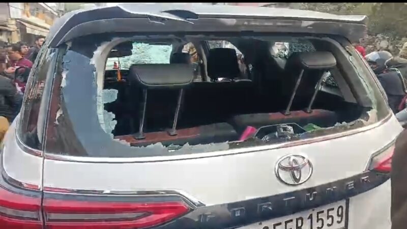 बाइक–कार टक्कर के बाद भीड़ और जाम, बिना मुकदमे सुलझा मामला