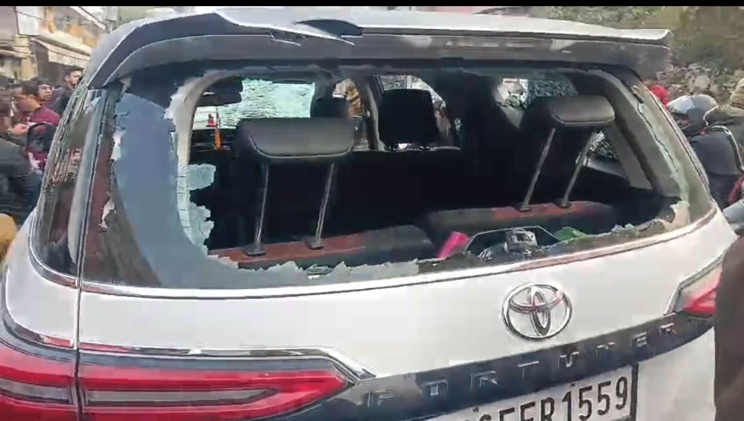 बाइक–कार टक्कर के बाद भीड़ और जाम, बिना मुकदमे सुलझा मामला