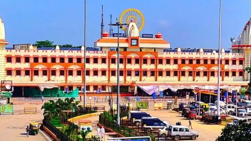 वाराणसी : कैंट स्टेशन पर मैसूरु एक्सप्रेस का पार्सल वैन और जनरेटर यान पटरी से उतरा