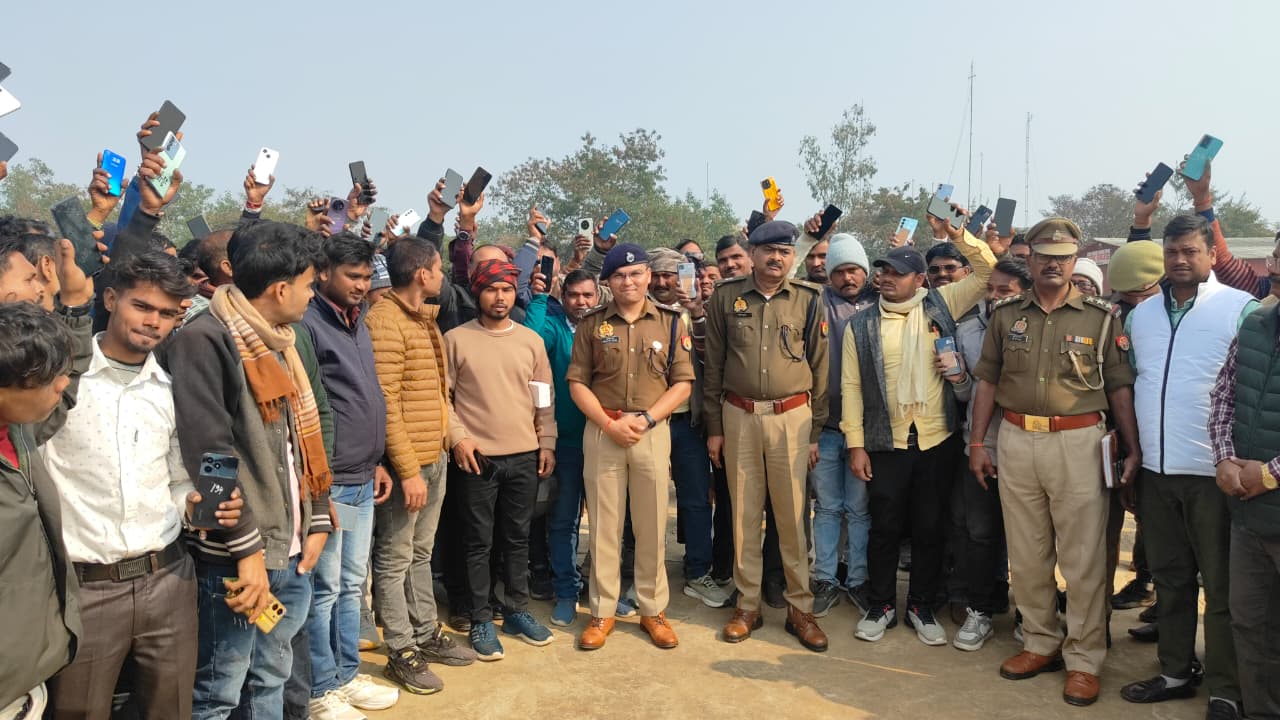 ऑपरेशन रिंग रिटर्न, नए साल पर सोनभद्र पुलिस ने लौटाए 253 खोए मोबाइल, लोगों के चेहरे खिले