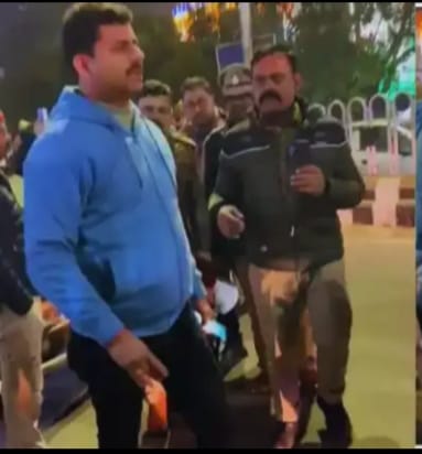 लखनऊ: नए साल की रात नशे में धुत दरोगा ने हजरतगंज चौराहे पर मचाया उत्पात