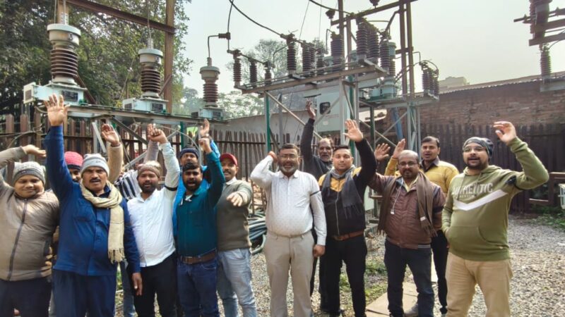 बिजली निजीकरण : प्रदेश भर के बिजली कर्मियों ने काली पट्टी बांधकर ‘विरोध दिवस’