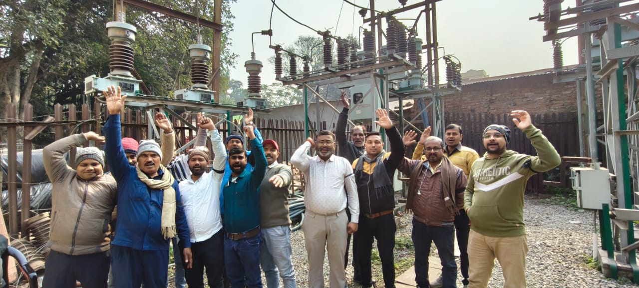 बिजली निजीकरण : प्रदेश भर के बिजली कर्मियों ने काली पट्टी बांधकर ‘विरोध दिवस’