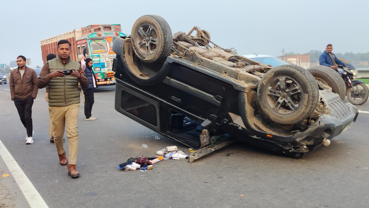 डिवाइडर से टकरा कर पलटी तेज रफ्तार थार, दो घायल