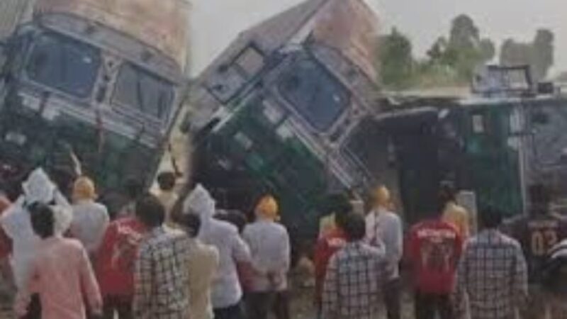 इटावा : घने कोहरे के चलते दो ट्रकों में टक्कर के बाद लगी आग