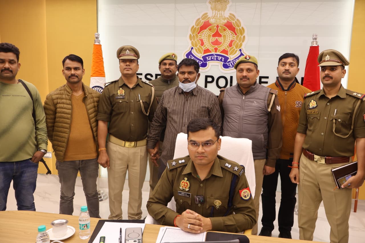 सोनभद्र पुलिस को बड़ी सफलता, 10 लाख की टप्पेबाजी के तीन शातिर अभियुक्त मुठभेड़ में गिरफ्तार, दो घायल