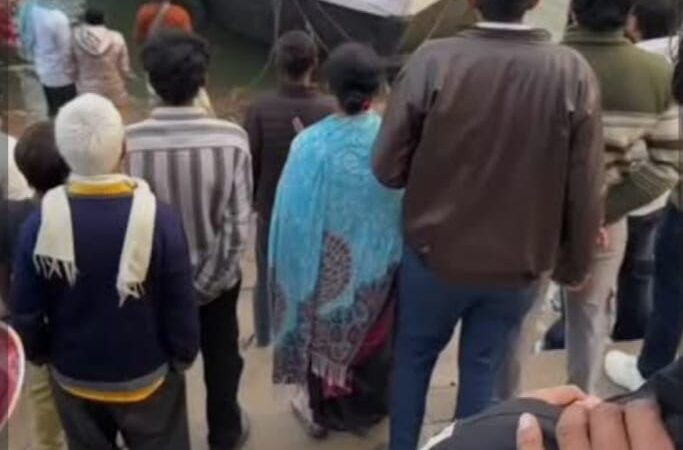वाराणसी: त्रिपुरा भैरवी घाट पर नाविकों और पर्यटकों में मारपीट, वीडियो वायरल