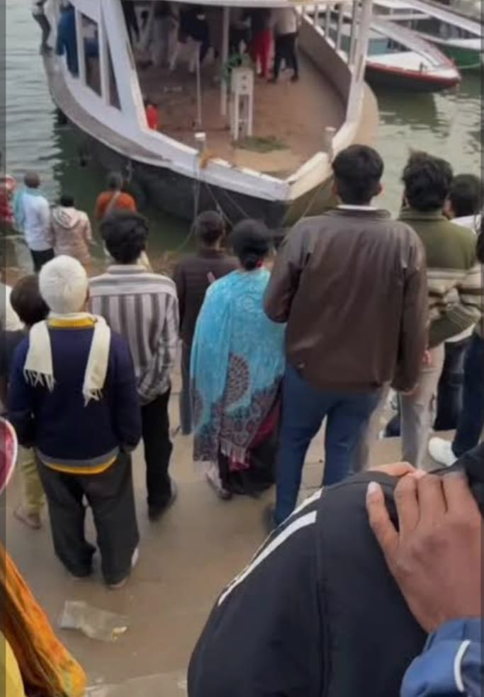 वाराणसी: त्रिपुरा भैरवी घाट पर नाविकों और पर्यटकों में मारपीट, वीडियो वायरल