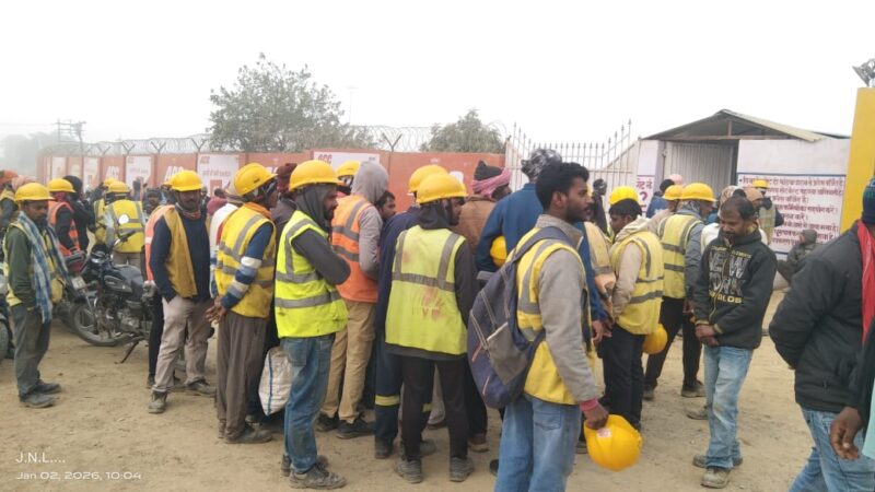 बकाया मजदूरी को लेकर निर्माणाधीन एसीसी प्लांट में कार्य बहिष्कार, गेट पर प्रदर्शन