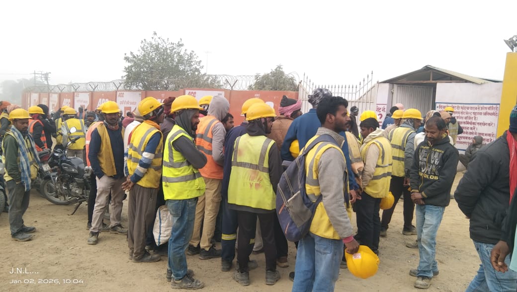 बकाया मजदूरी को लेकर निर्माणाधीन एसीसी प्लांट में कार्य बहिष्कार, गेट पर प्रदर्शन