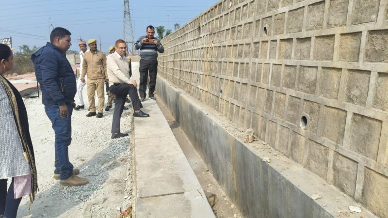 सीसी रोड निर्माण की गुणवत्ता पर सख्त जिलाधिकारी, सर्किट हाउस व जिला अस्पताल मार्ग का औचक निरीक्षण