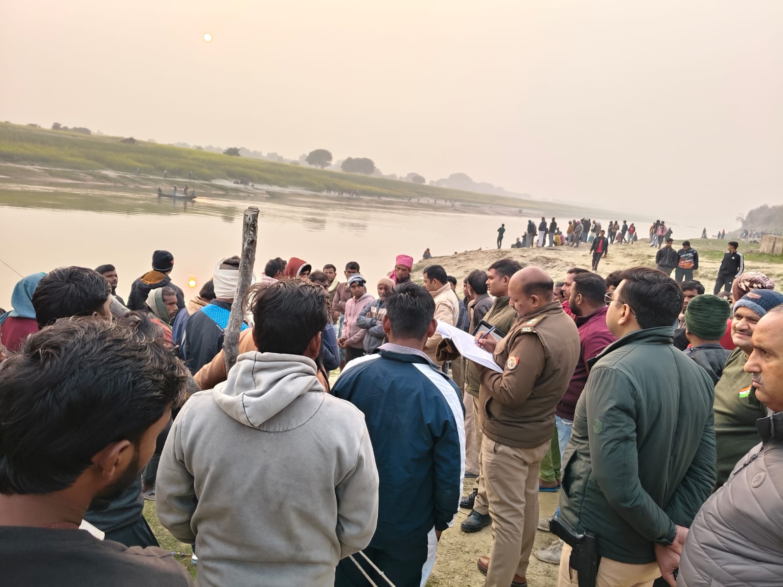 गोमती में इकलौते बेटे के डूबने से गाँव में शोक, तलाश अभी भी जारी