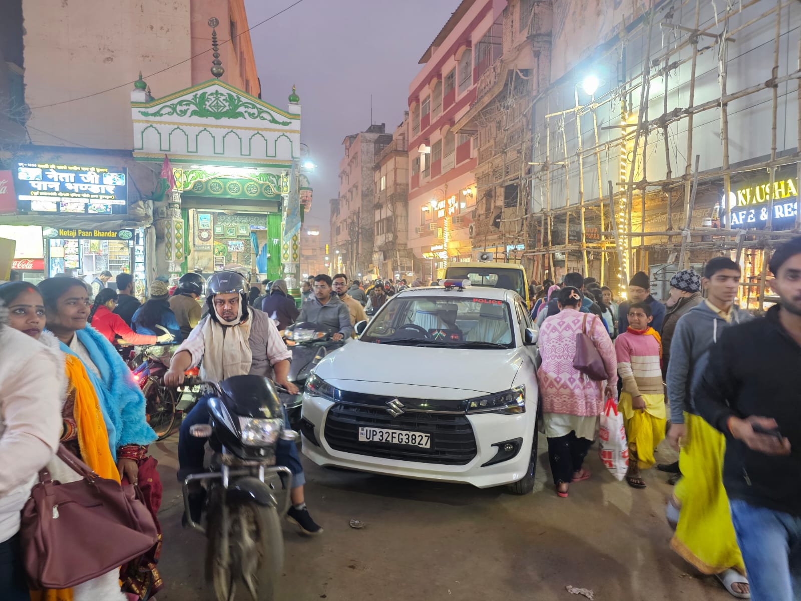 VIP दर्शन ने रोका आम आदमी का रास्ता!