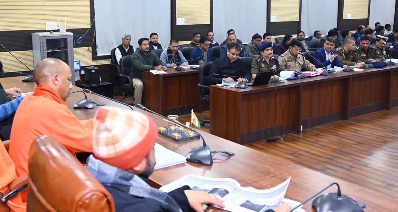 सीएम योगी ने की विकास कार्यों और कानून व्यवस्था की समीक्षा