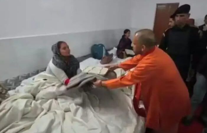 सीएम योगी का रैन बसेरों में  जरूरतमंदों को बांटे कंबल और भोजन
