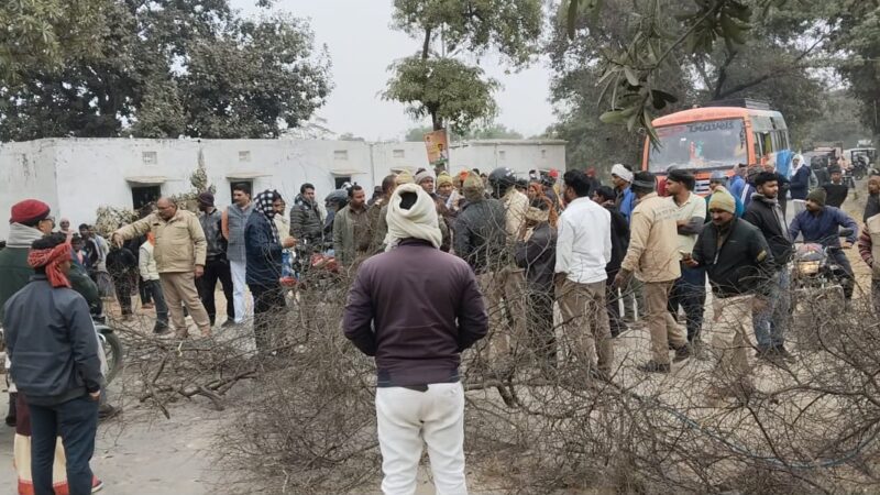 नाले की खुदाई में गिरी बच्ची, ग्रामीणों ने किया सड़क जाम, प्रशासन ने दिए आश्वासन