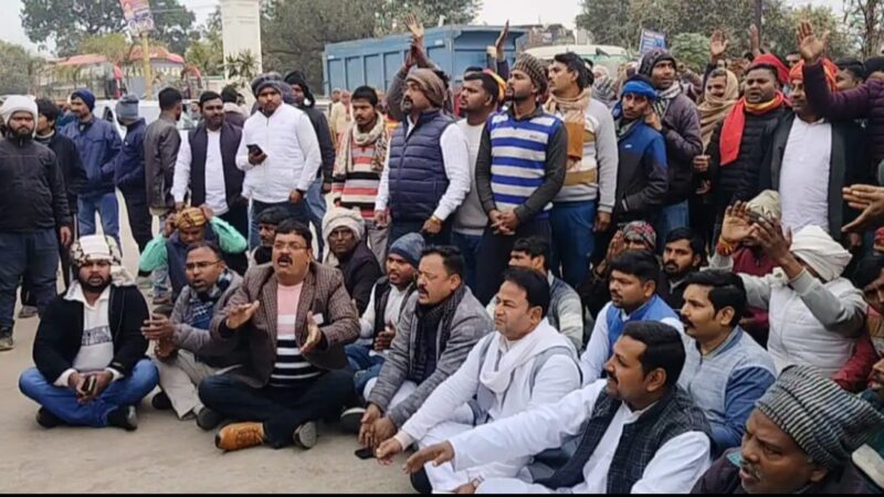 लोहता : सपाई ग्राम प्रधान के लिए भाजपा कार्यकर्ताओं ने थाने पर दिया धरना, चक्काजाम