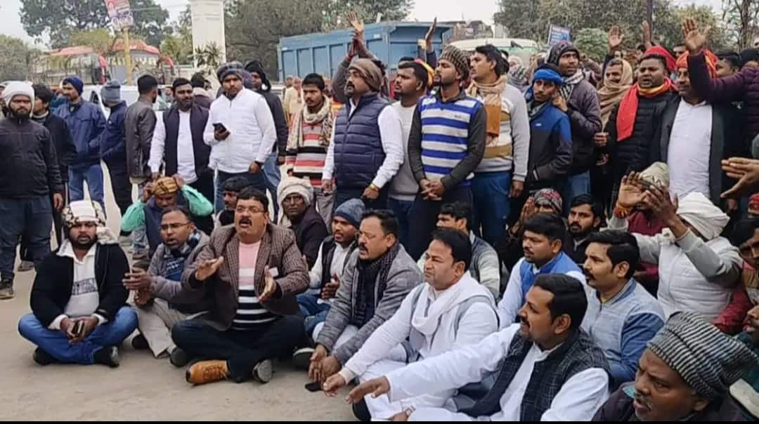 लोहता : सपाई ग्राम प्रधान के लिए भाजपा कार्यकर्ताओं ने थाने पर दिया धरना, चक्काजाम