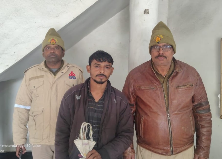 चोपन पुलिस ने गांजा तस्करी पर कसा शिकंजा, 1.20 किलो अवैध गांजा के साथ युवक गिरफ्तार