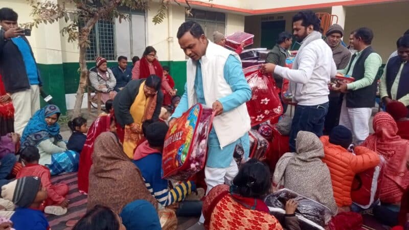 कड़ाके की ठंड में दिव्यांगजनों को कंबल वितरित कर दिलाई राहत