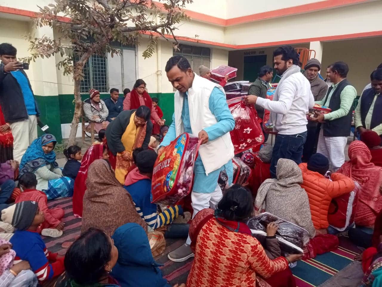 कड़ाके की ठंड में दिव्यांगजनों को कंबल वितरित कर दिलाई राहत
