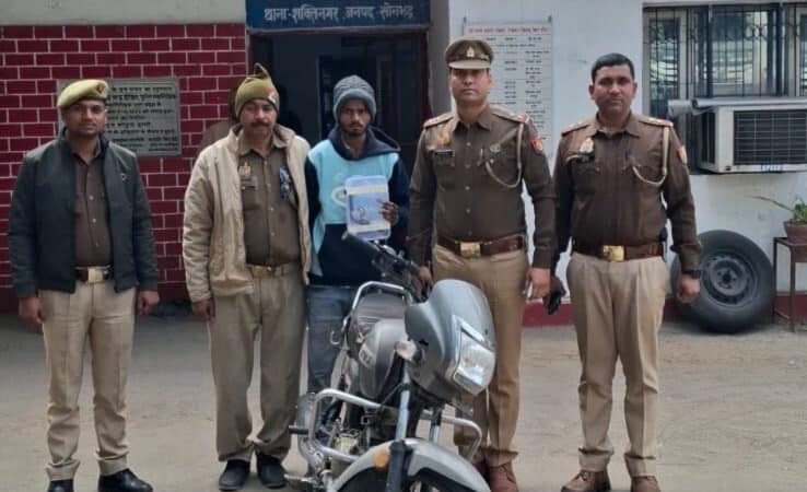 शक्तिनगर पुलिस ने चोरी की मोटरसाइकिल व अवैध तमंचे के साथ युवक को दबोचा