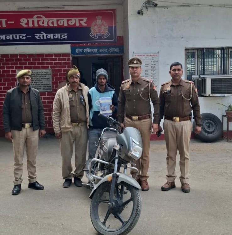 शक्तिनगर पुलिस ने चोरी की मोटरसाइकिल व अवैध तमंचे के साथ युवक को दबोचा