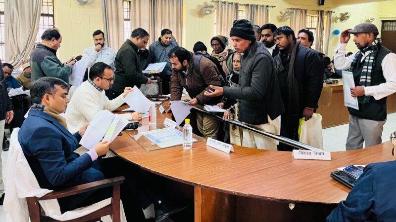 संपूर्ण समाधान : तहसील सदर में डीएम ने सुनीं जनशिकायतें