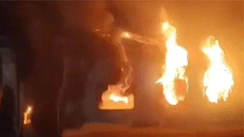 दिल्ली : डीएमआरसी स्टाफ क्वार्टर में भीषण आग