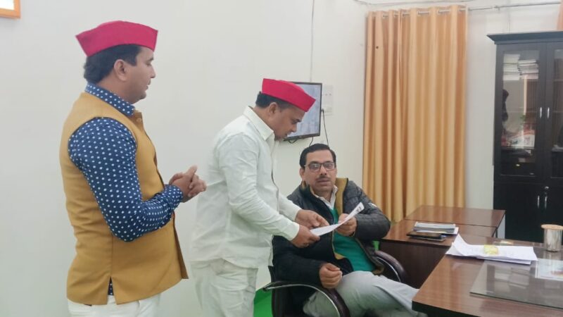 अमृत काल में भी जनता को पीना पड़ रहा है दूषित पानी, सपा कार्यकर्ताओ ने एडीएम को सौंपा ज्ञापन