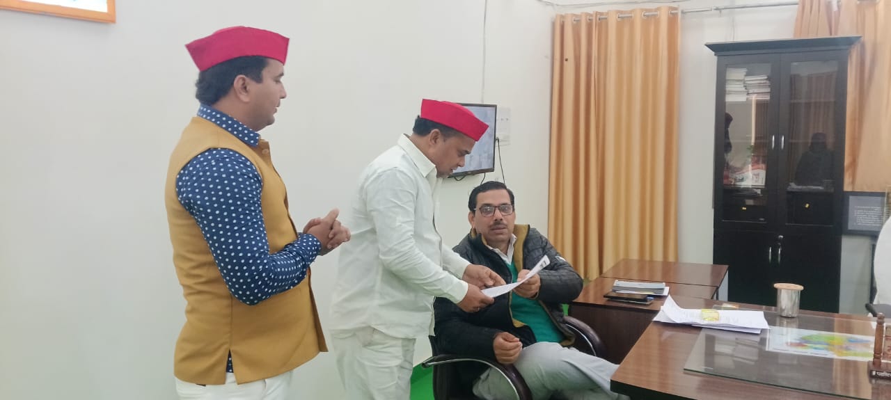 अमृत काल में भी जनता को पीना पड़ रहा है दूषित पानी, सपा कार्यकर्ताओ ने एडीएम को सौंपा ज्ञापन