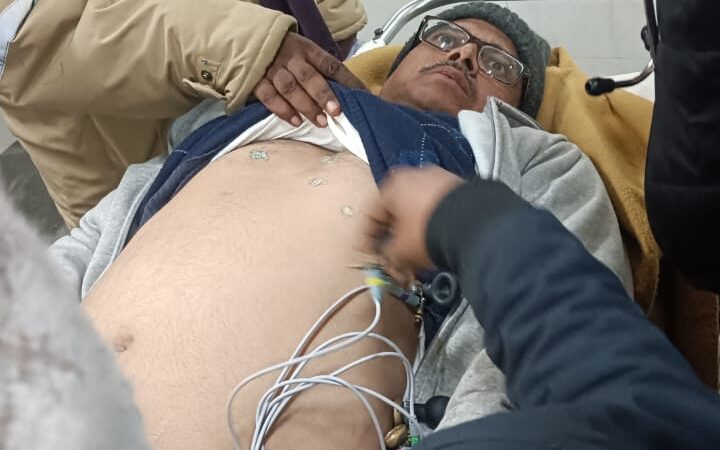 जिला कारागार में बंद पूर्व IPS अमिताभ ठाकुर की तबीयत बिगड़ी, सीने में दर्द के बाद गोरखपुर मेडिकल कॉलेज रेफर