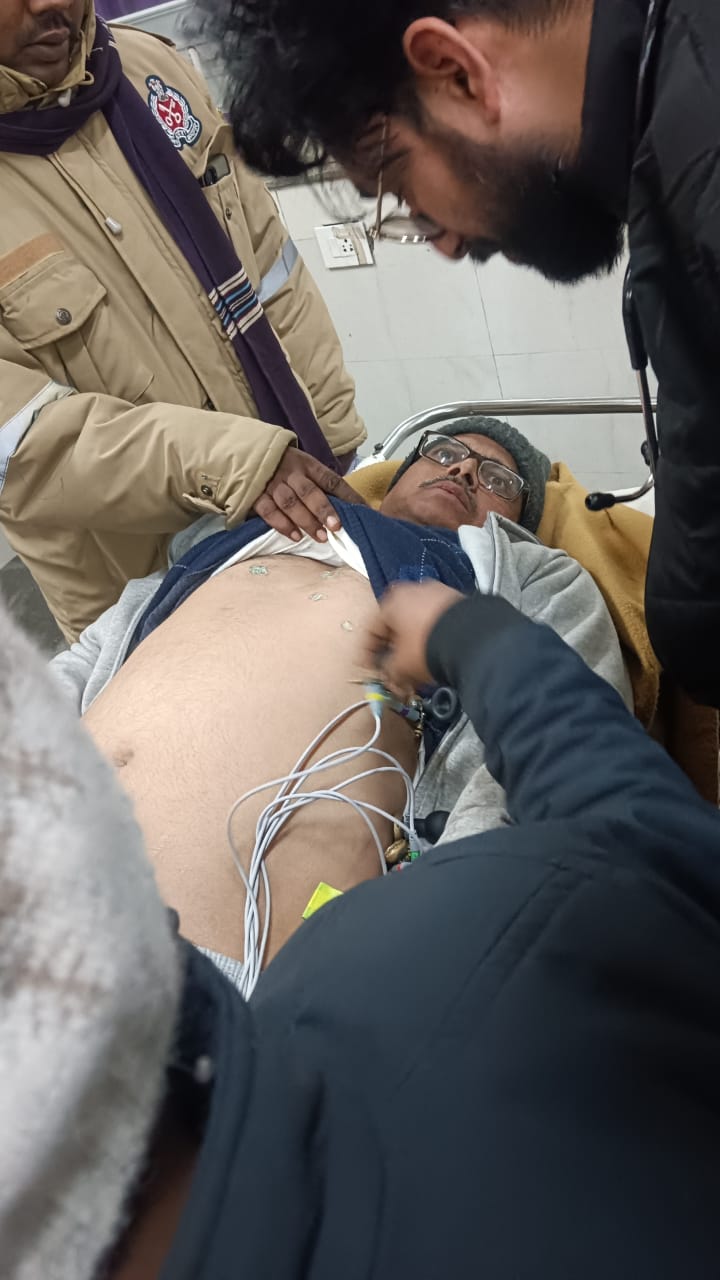 जिला कारागार में बंद पूर्व IPS अमिताभ ठाकुर की तबीयत बिगड़ी, सीने में दर्द के बाद गोरखपुर मेडिकल कॉलेज रेफर