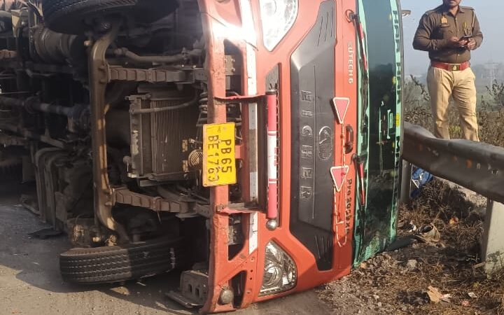 मारकुंडी घाटी में पलटी मालवाहक डिसियम, बड़ा हादसा टला