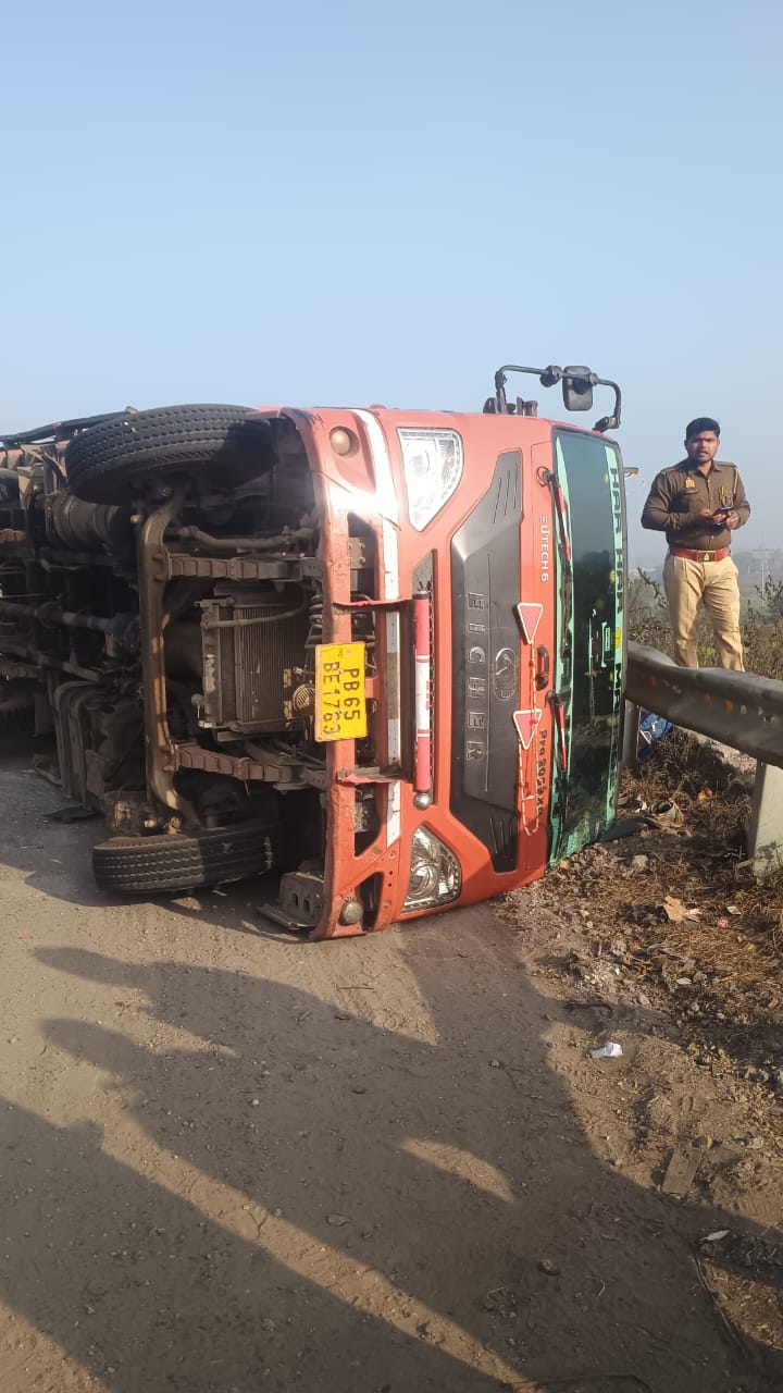 मारकुंडी घाटी में पलटी मालवाहक डिसियम, बड़ा हादसा टला