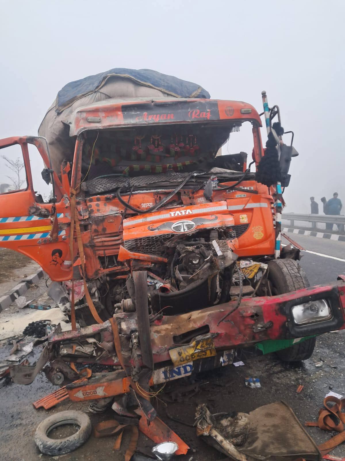 घने कोहरे से आपस में पांच ट्रकों की भिड़ंत