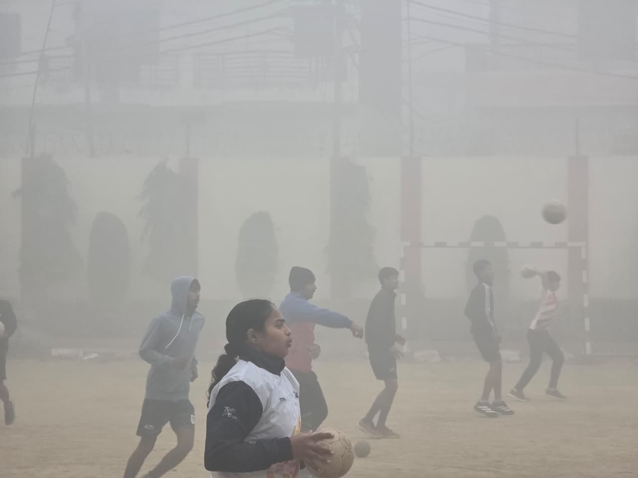 ठंड और कोहरे में भी नहीं रुका जज़्बा, श्यामा हैंडबॉल अकादमी में तैयार हो रहे भविष्य के चैंपियन